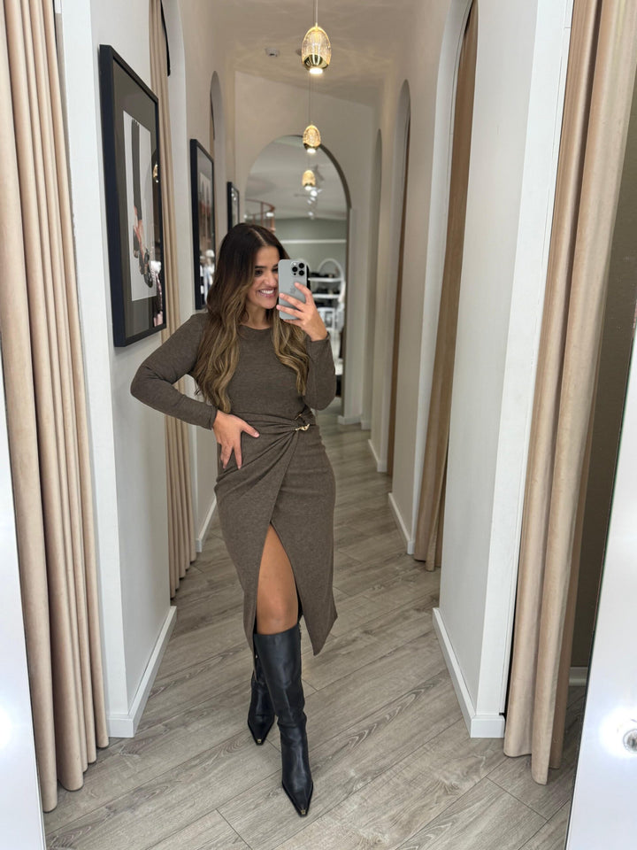 VESTIDO CASTANHO COM FIVELA DOURADA PONTO CHIC