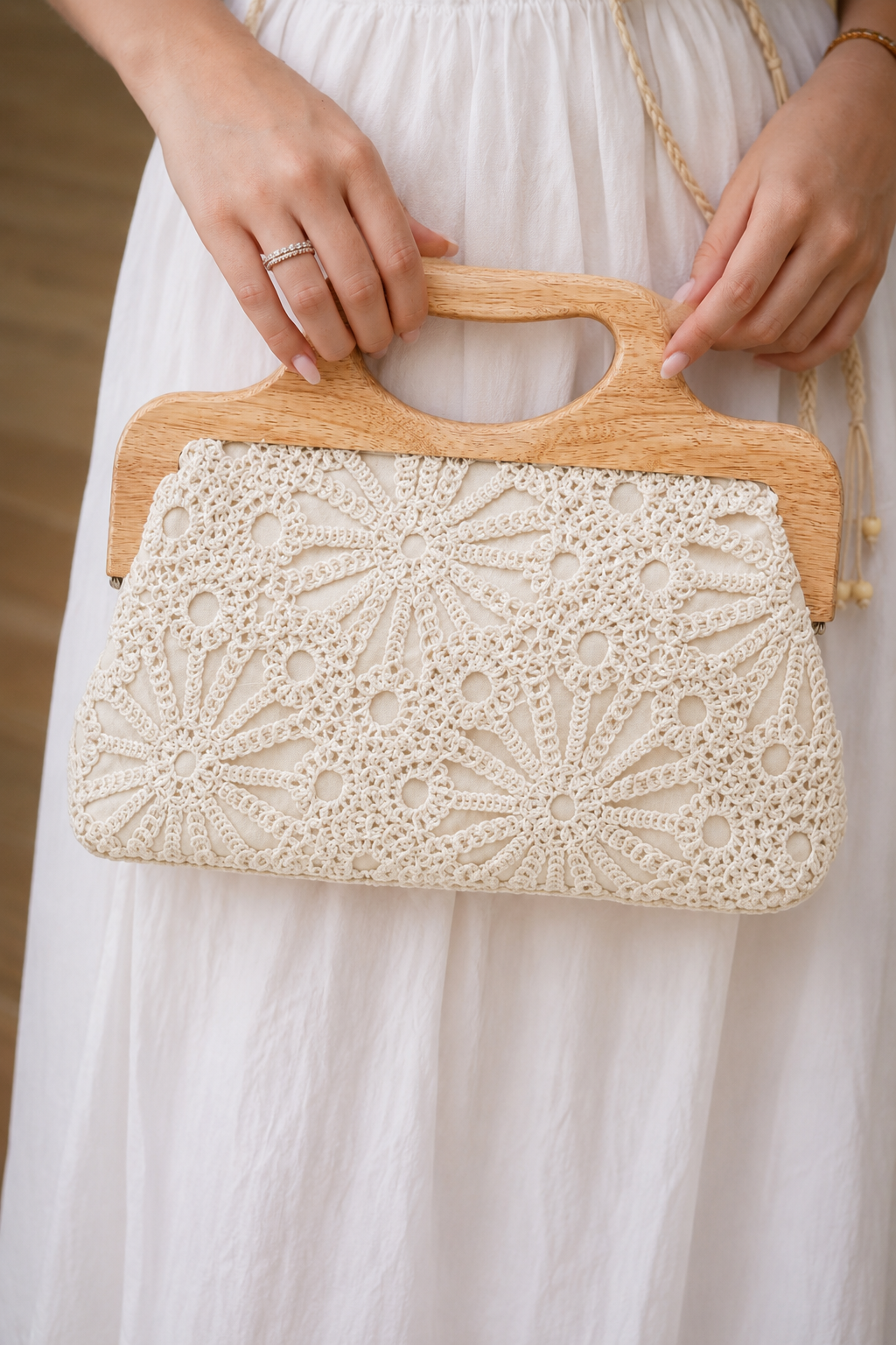 MALA EM CROCHET BEGE COM ESTRUTURA EM MADEIRA PONTO CHIC