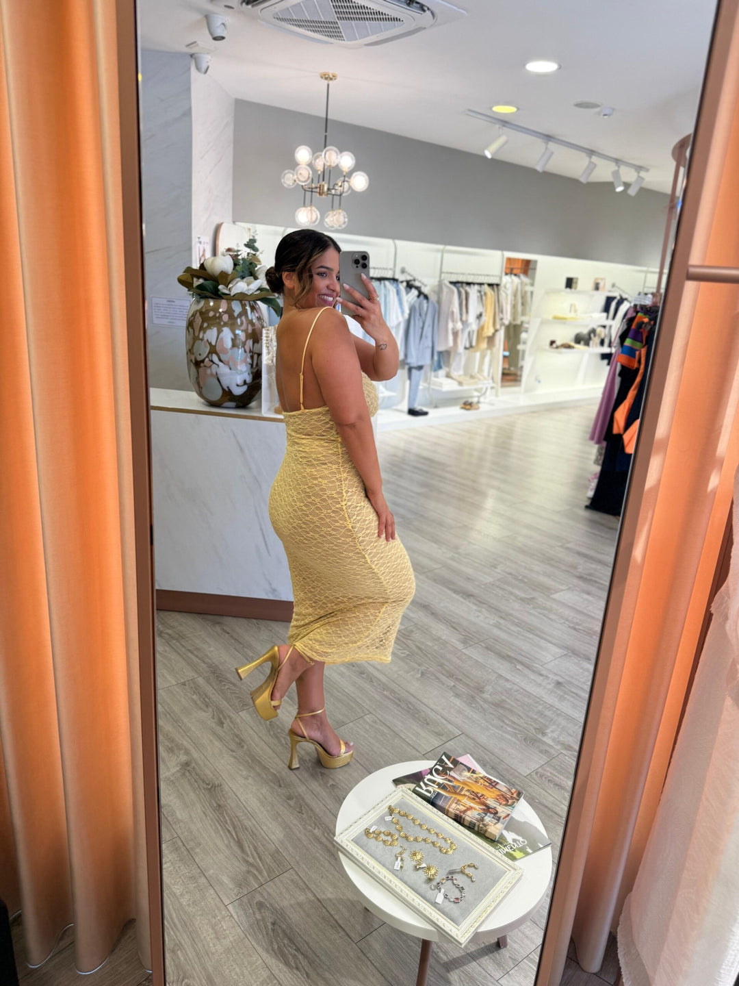 VESTIDO AMARELO TECIDO RENDADO PONTO CHIC
