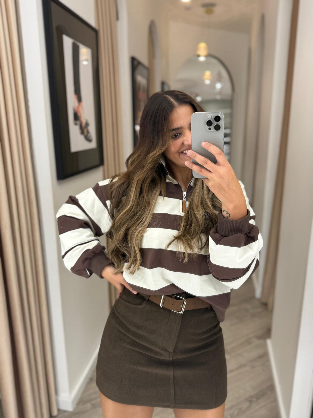 CAMISOLA ÀS RISCAS CASTANHA E BRANCA PONTO CHIC