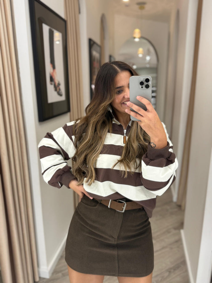 CAMISOLA ÀS RISCAS CASTANHA E BRANCA PONTO CHIC