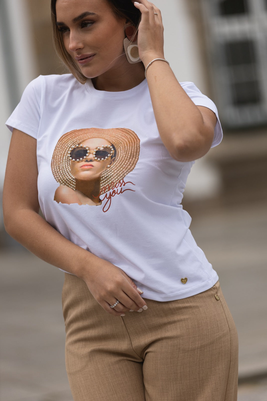 T-SHIRT COM ESTAMPADO E APLICAÇÕES MISS YOU