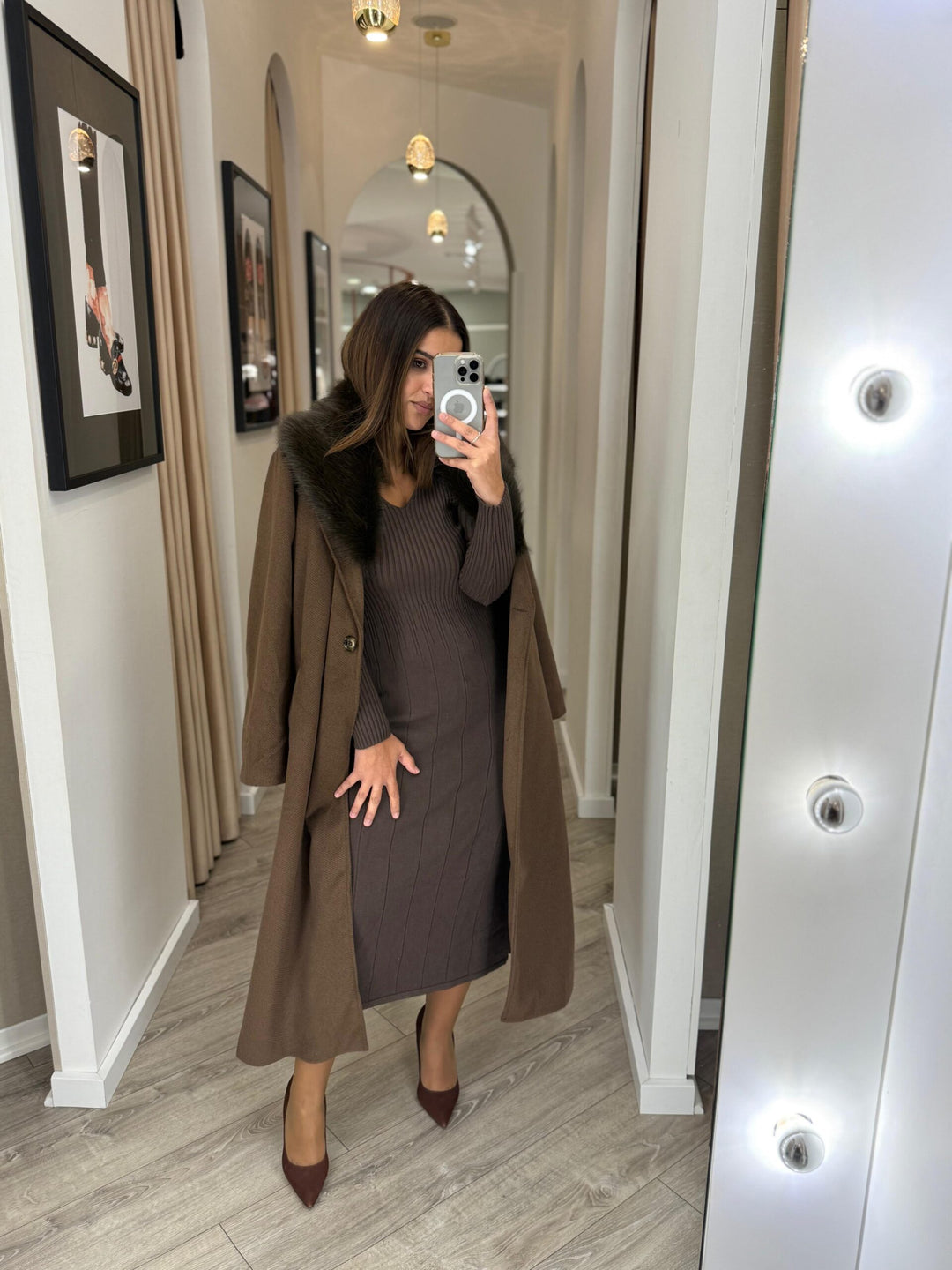 VESTIDO DE MALHA CASTANHO PONTO CHIC
