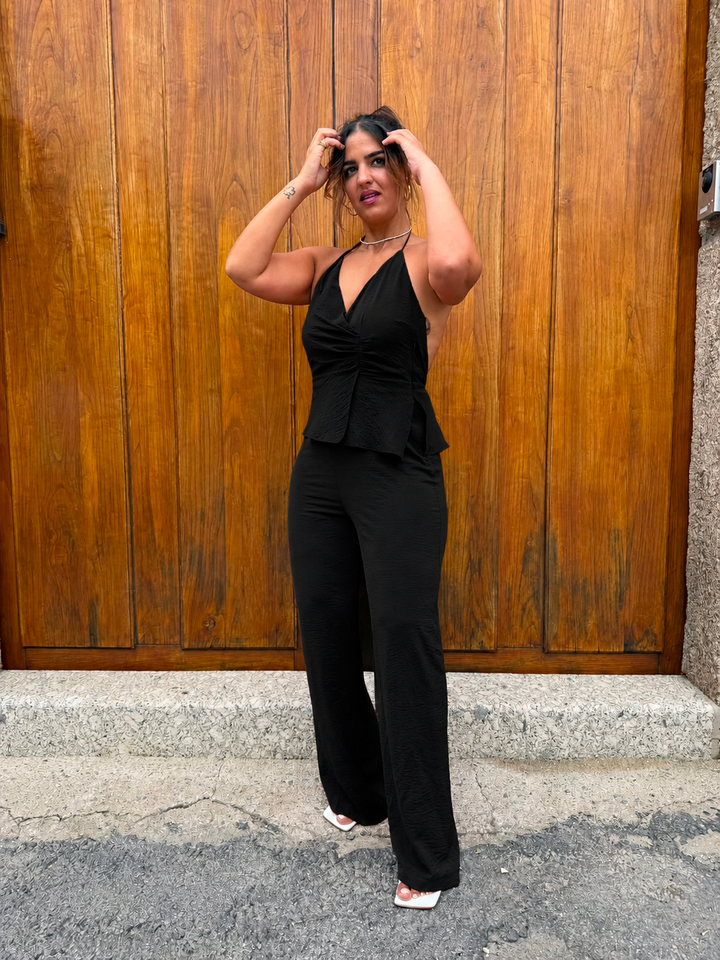 MACACÃO PRETO COM DECOTE DRAPEADO PONTO CHIC
