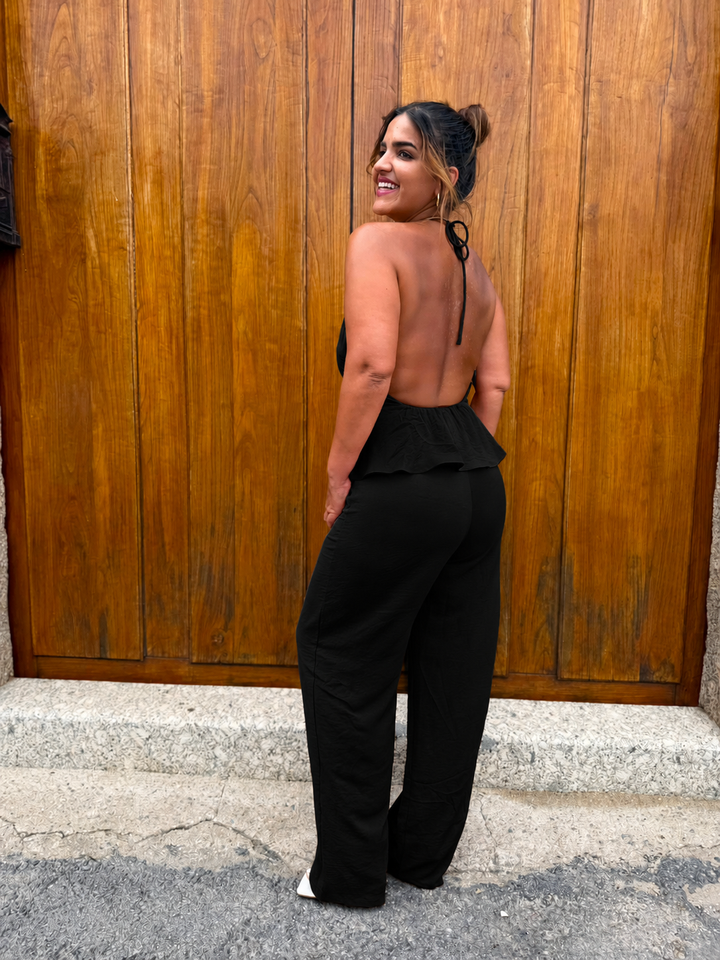 MACACÃO PRETO COM DECOTE DRAPEADO PONTO CHIC