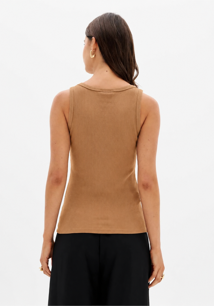 TOP CANELADO CAMEL COM PLACA DOURADA LANÇA PERFUME
