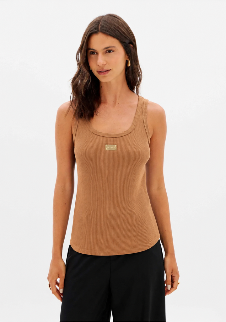 TOP CANELADO CAMEL COM PLACA DOURADA LANÇA PERFUME