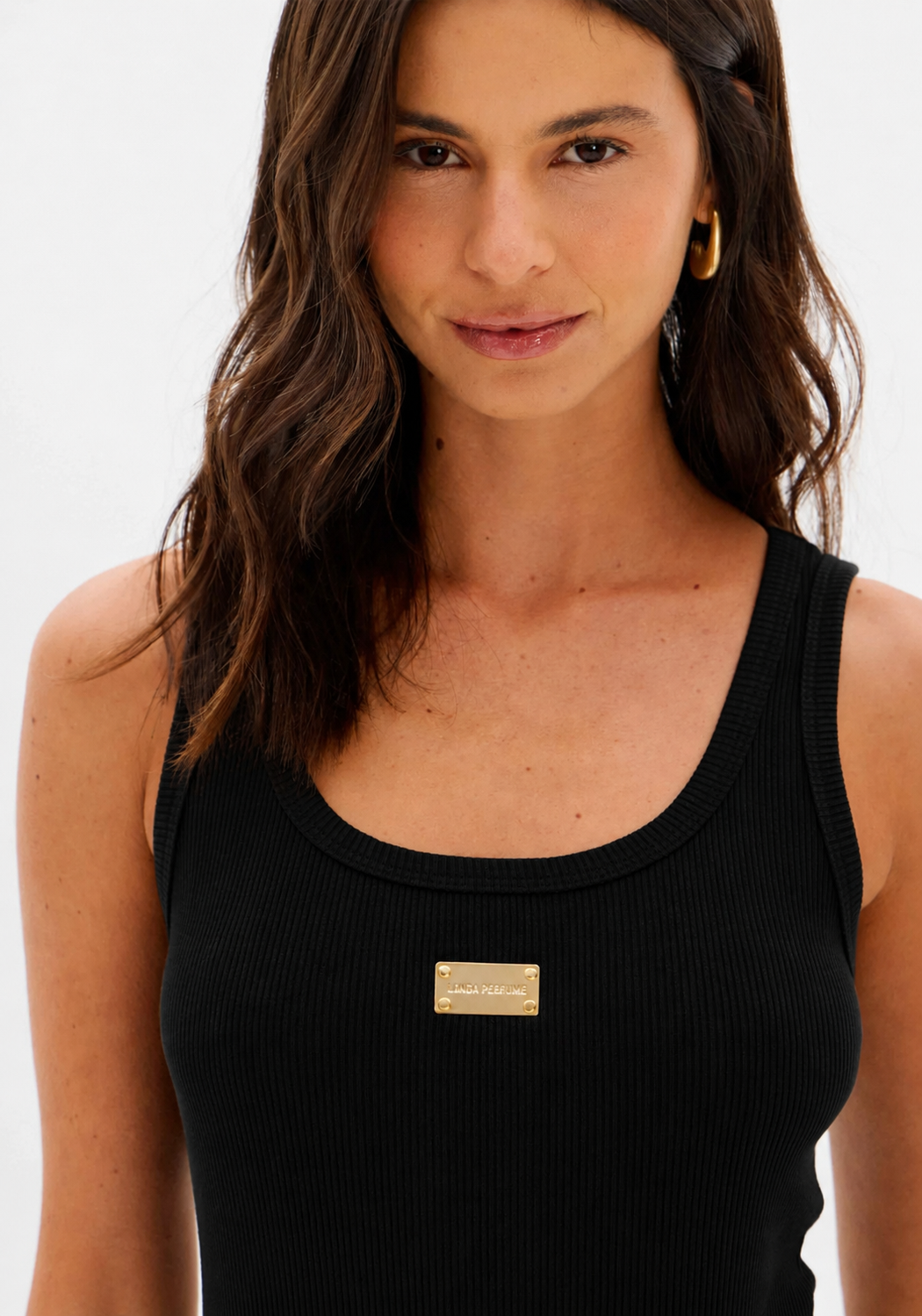 TOP CANELADO PRETO COM PLACA DOURADA LANÇA PERFUME