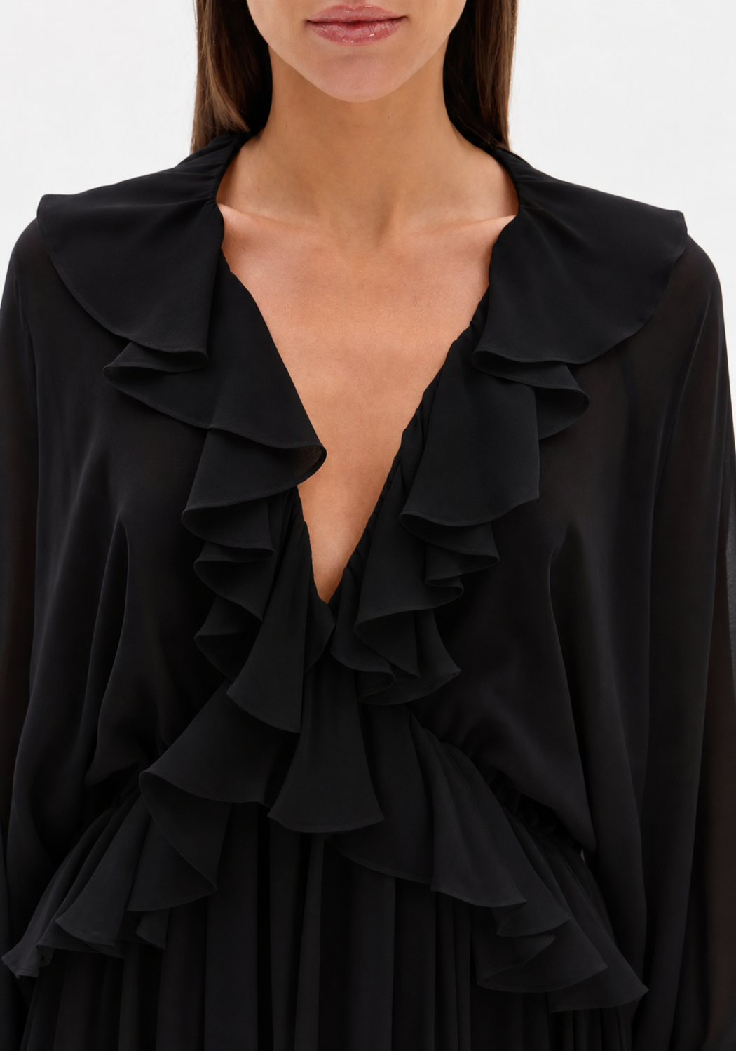VESTIDO PRETO COM FOLHOS NO DECOTE LANÇA PERFUME