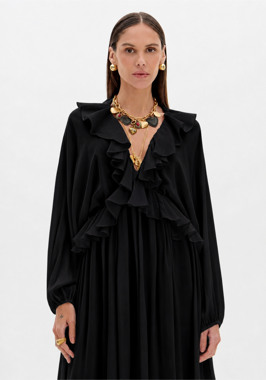 VESTIDO PRETO COM FOLHOS NO DECOTE LANÇA PERFUME