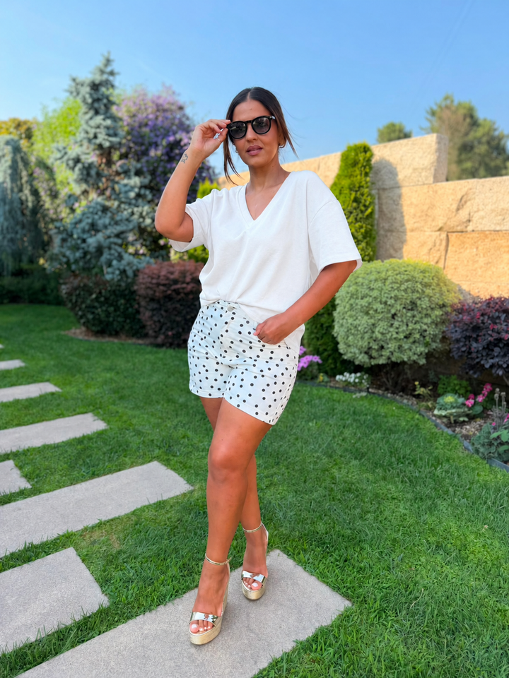 T-SHIRT BRANCA COM DECOTE EM V PONTO CHIC
