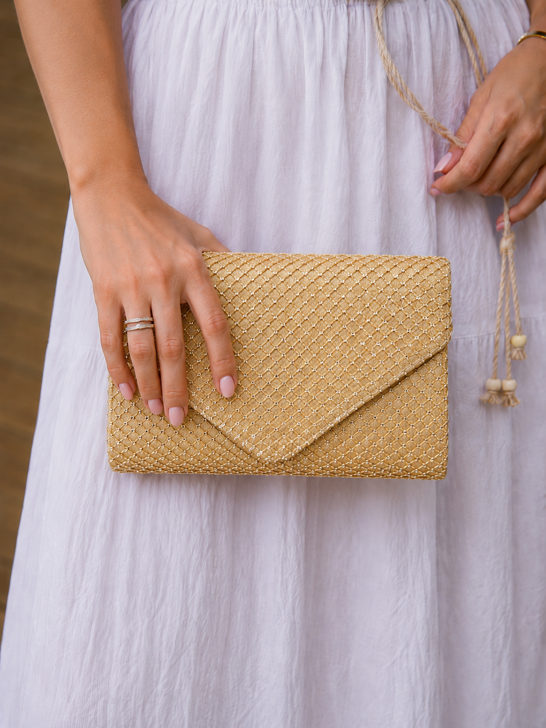 CLUTCH DOURADA COM BRILHANTES PONTO CHIC