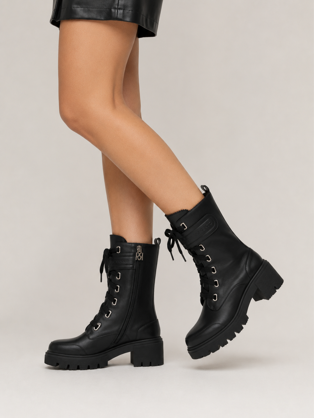 BOTA MILITAR PRETA DE CANO MÉDIO RINASCIMENTO
