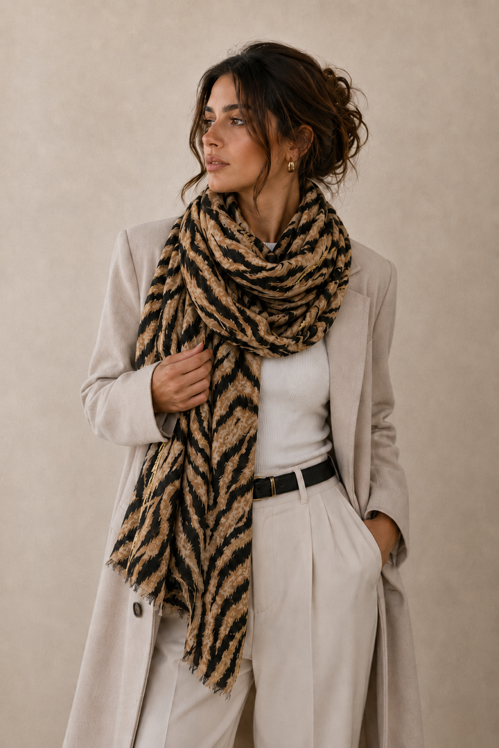 LENÇO ANIMAL PRINT CAMEL COM BRILHO DOURADO PONTO CHIC