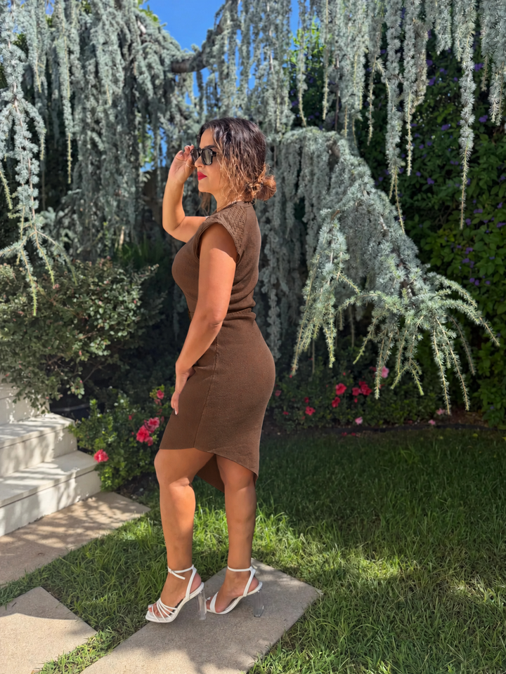 VESTIDO CASTANHO EM MALHA COM OMBROS EM TECIDO CROCO E CINTO PONTO CHIC