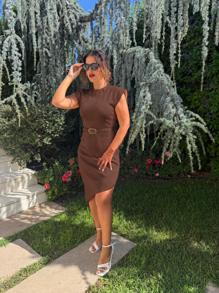 VESTIDO CASTANHO EM MALHA COM OMBROS EM TECIDO CROCO E CINTO PONTO CHIC