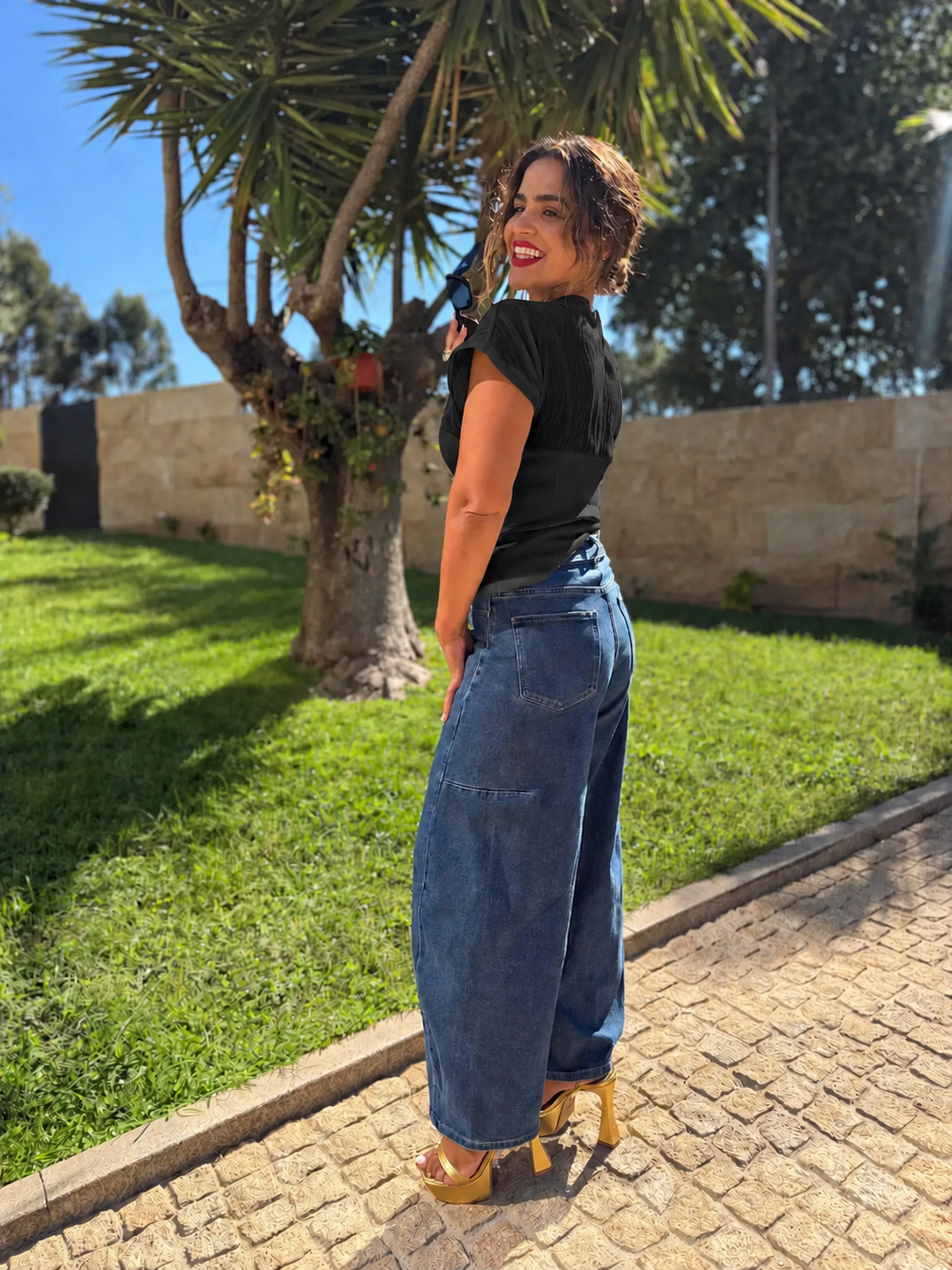 TOP PRETO ESTRUTURADO COM PARTE SUPERIOR TEXTURADA PONTO CHIC