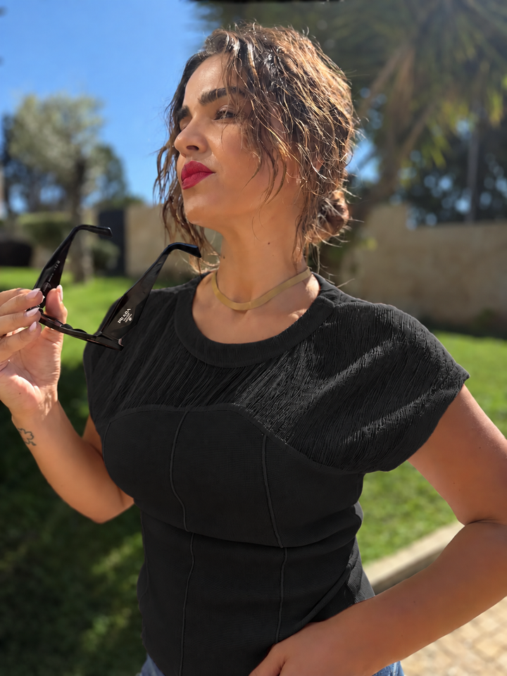 TOP PRETO ESTRUTURADO COM PARTE SUPERIOR TEXTURADA PONTO CHIC