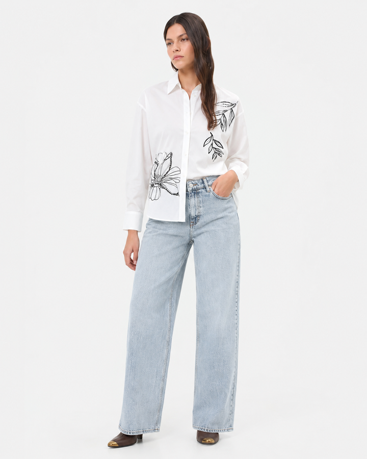 CAMISA BRANCA COM APLICAÇÕES FLORAIS RINASCIMENTO