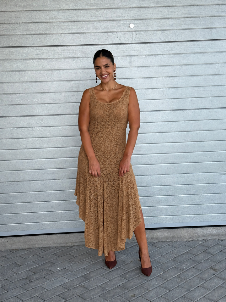 VESTIDO MIDI EM RENDA CAMEL LANÇA PERFUME