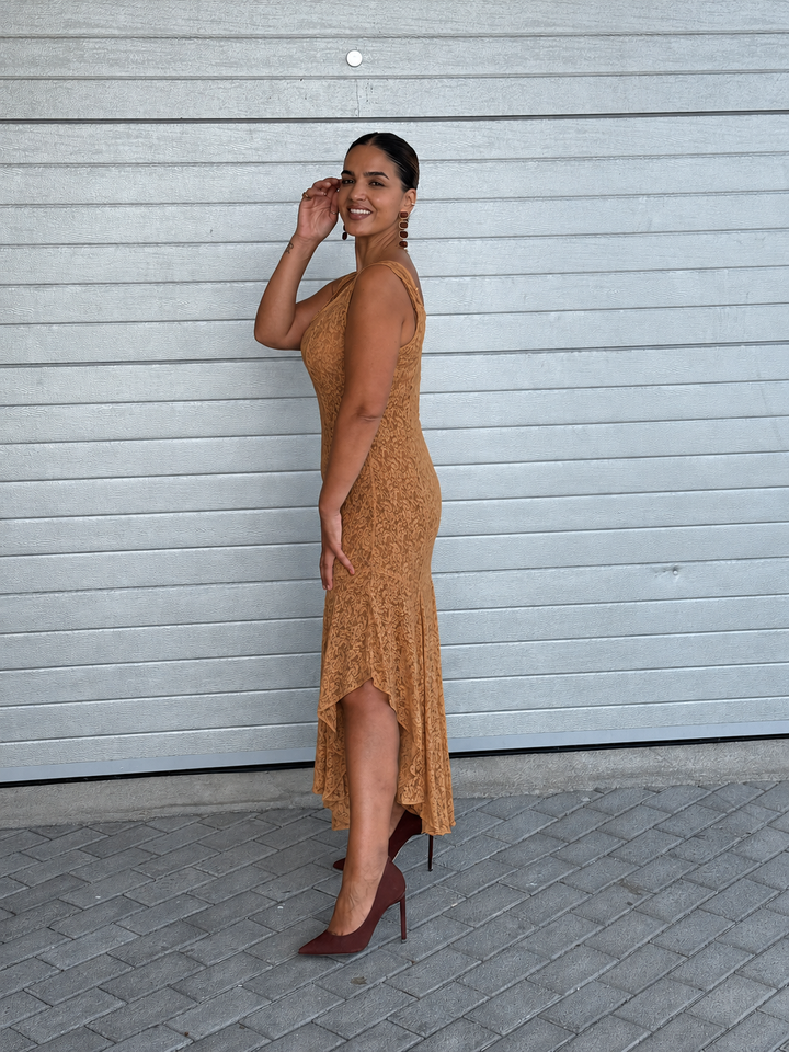 VESTIDO MIDI EM RENDA CAMEL LANÇA PERFUME