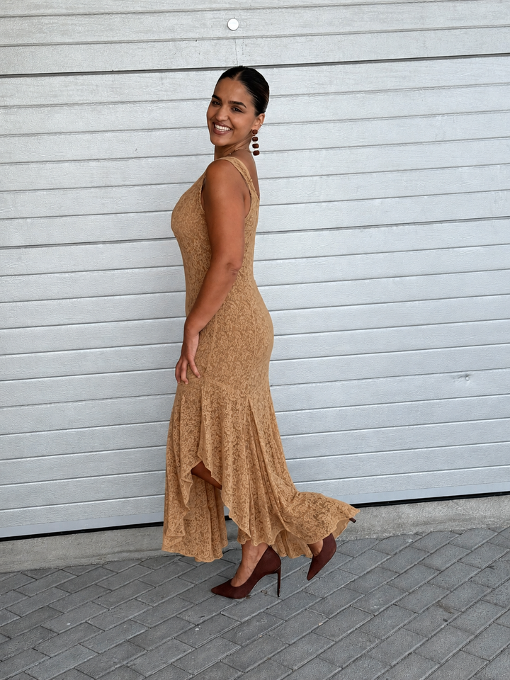 VESTIDO MIDI EM RENDA CAMEL LANÇA PERFUME