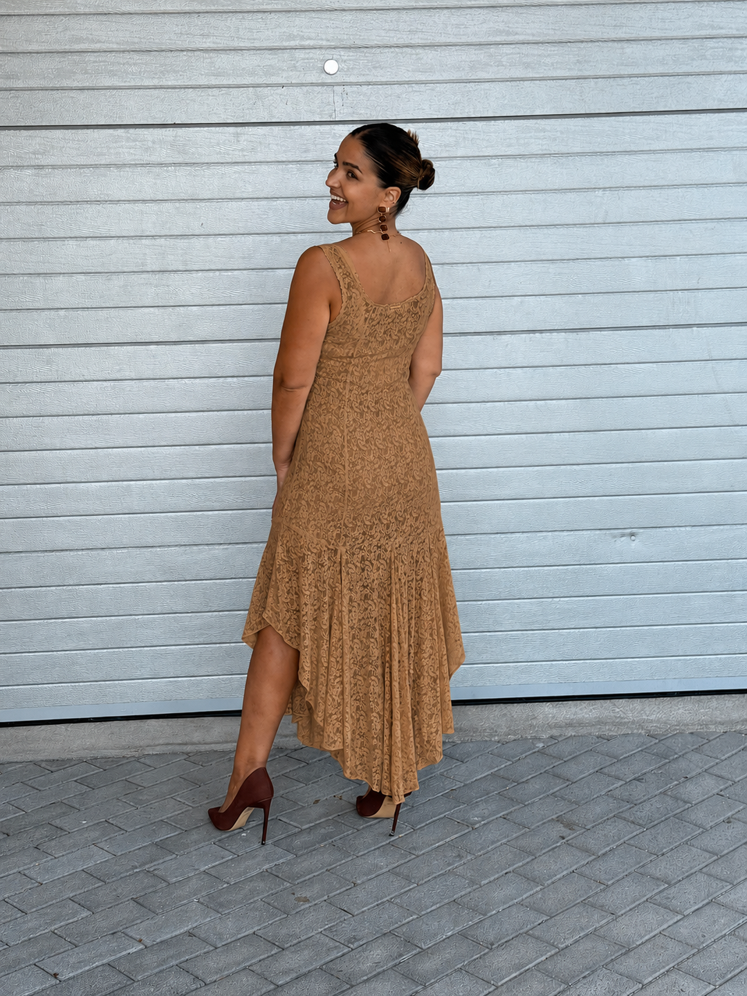 VESTIDO MIDI EM RENDA CAMEL LANÇA PERFUME