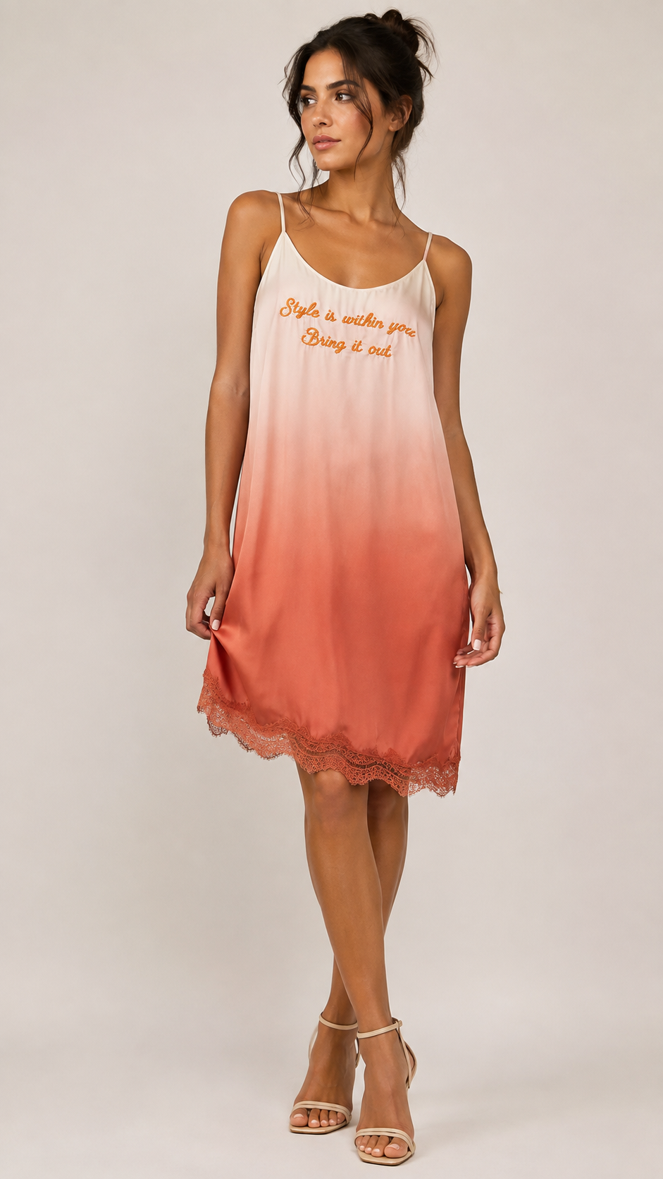VESTIDO LARANJA DEGRADÊ COM RENDA E APLICAÇÃO FRONTAL