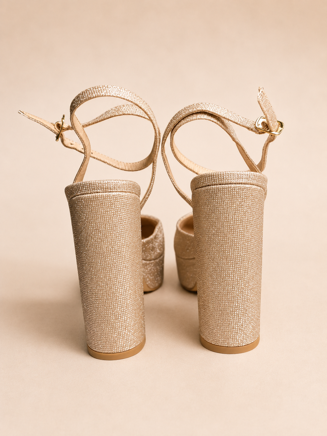 SAPATO PLATAFORMA BRILHANTE DOURADO COM SALTO GROSSO PONTO CHIC