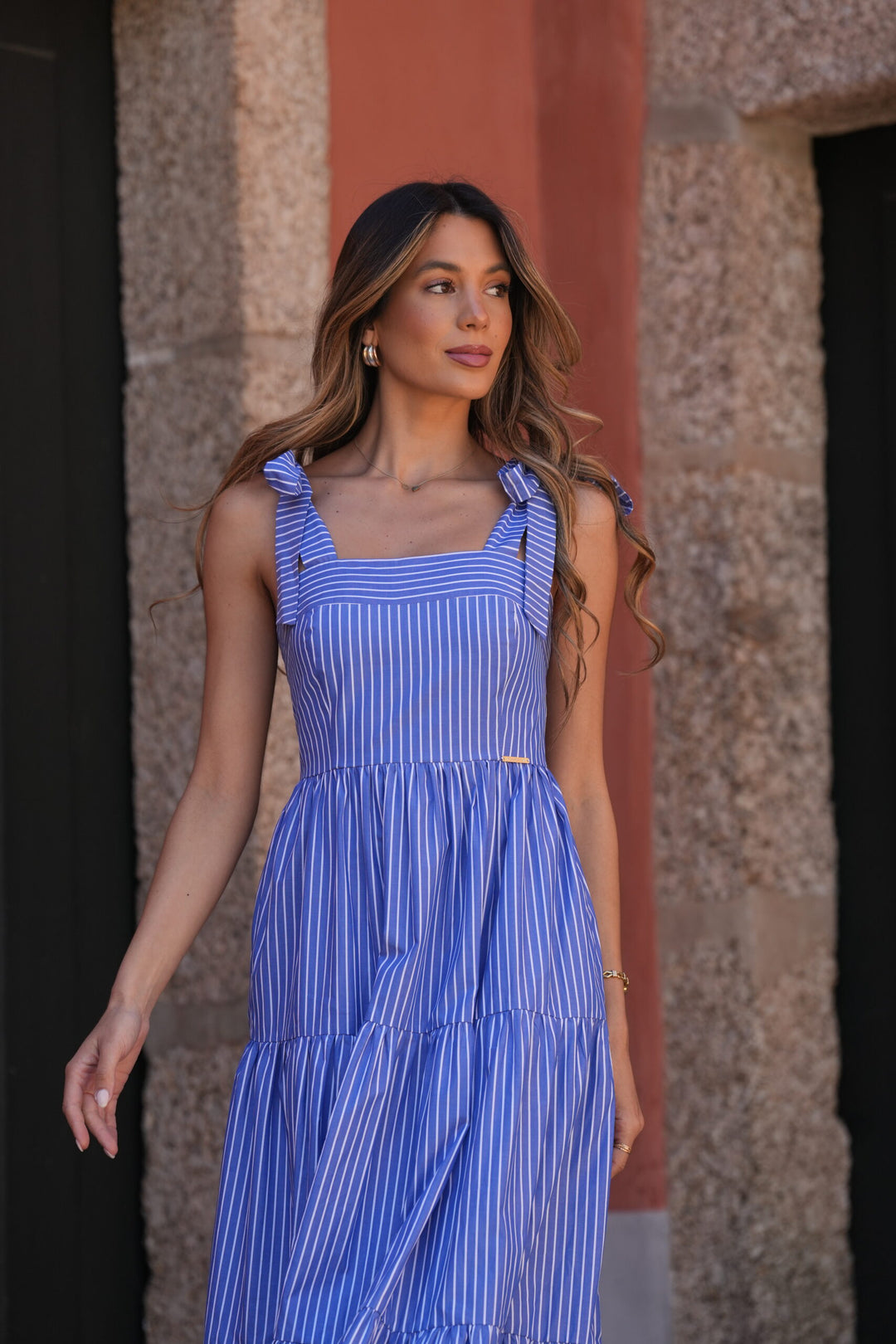 VESTIDO COMPRIDO AZUL ÀS RISCAS COM FOLHOS SAHOCO