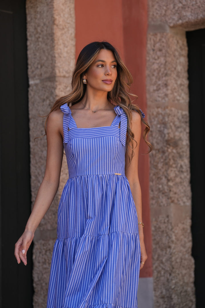 VESTIDO COMPRIDO AZUL ÀS RISCAS COM FOLHOS SAHOCO