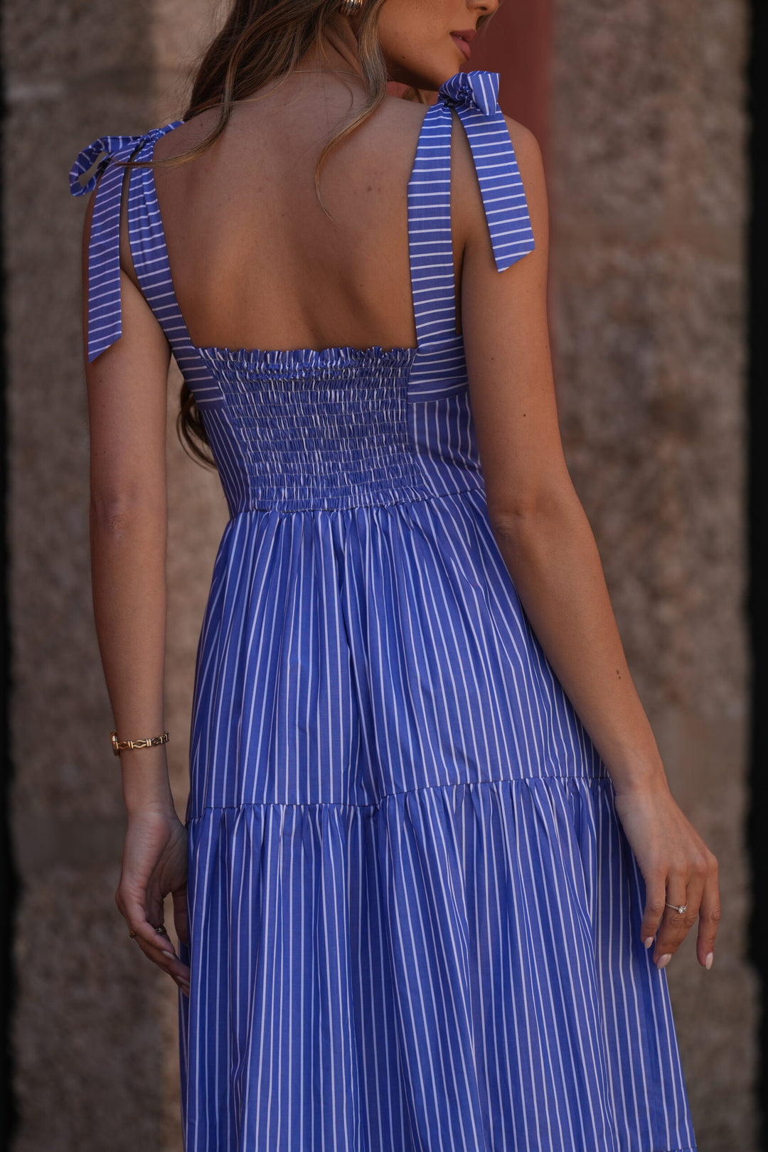 VESTIDO COMPRIDO AZUL ÀS RISCAS COM FOLHOS SAHOCO