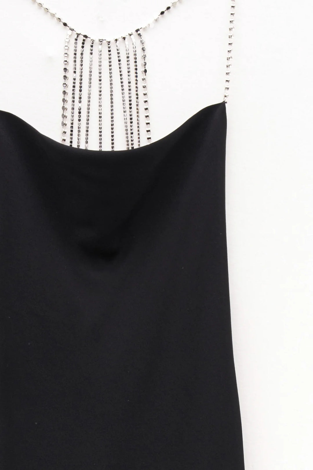 VESTIDO PRETO COM CORRENTES DE BRILHO ELEH