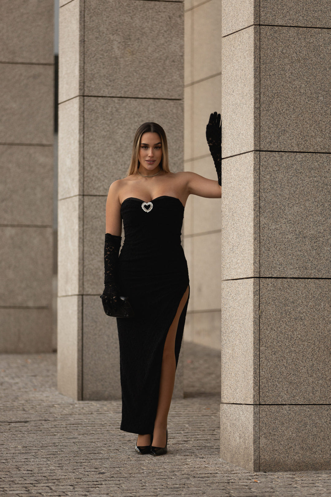 VESTIDO PRETO TEXTURADO COM FENDA NO SECRETS