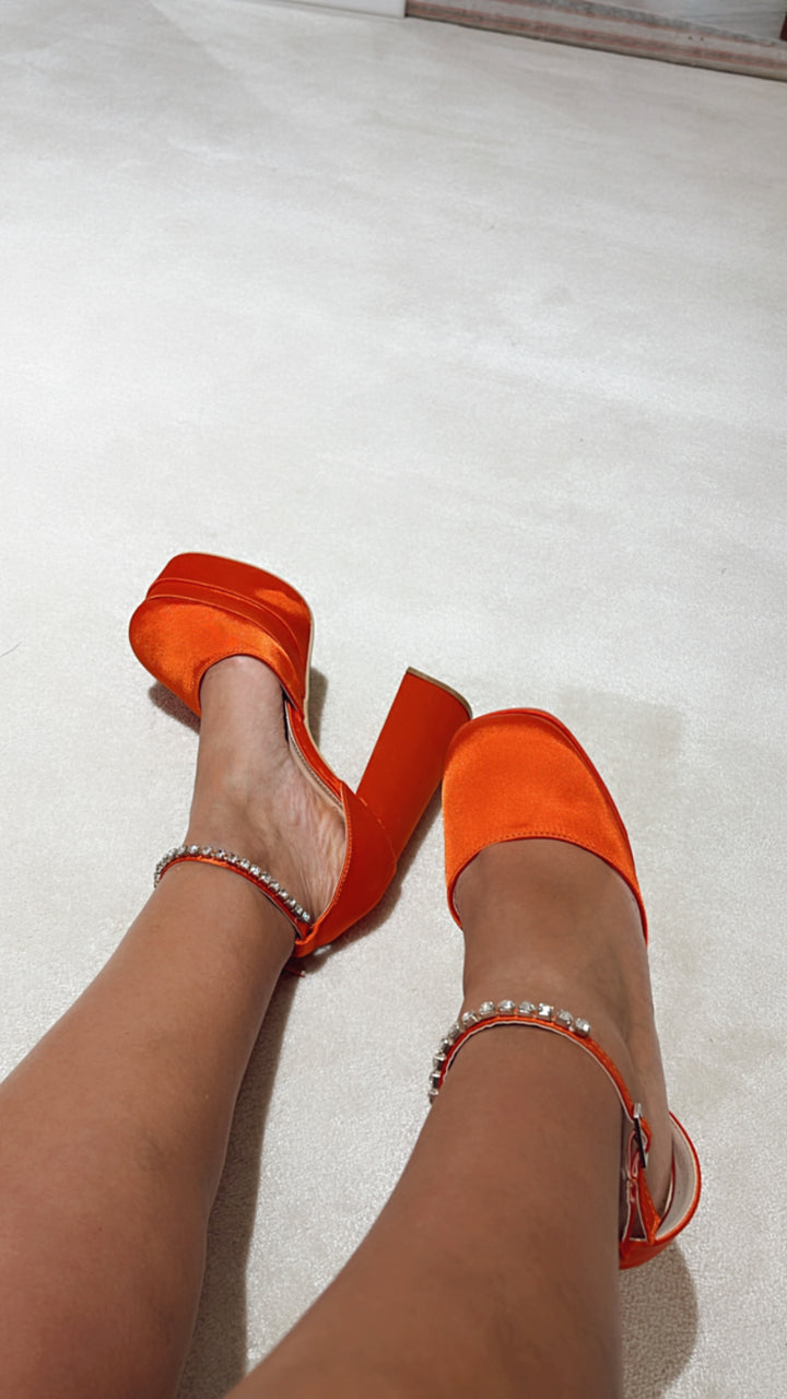 SAPATO PLATAFORMA LARANJA COM PEDRAS E SALTO GROSSO PONTO CHIC