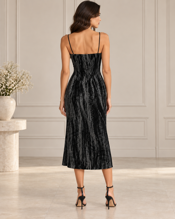 VESTIDO PRETO COM TEXTURA AVELUDADA E APLICAÇÃO DOURADA RINASCIMENTO