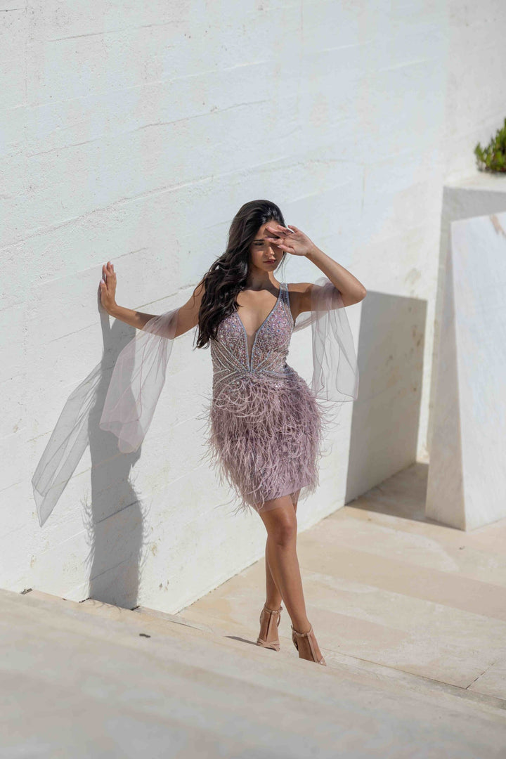 VESTIDO CURTO ROSA SECO BORDADO COM PLUMAS E MANGAS EM TULE PONTO CHIC