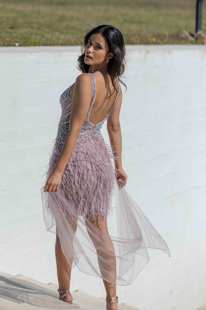 VESTIDO CURTO ROSA SECO BORDADO COM PLUMAS E MANGAS EM TULE PONTO CHIC