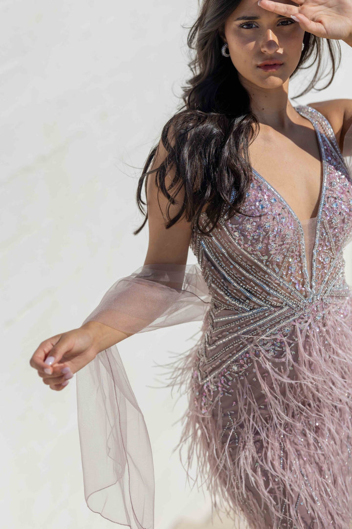 VESTIDO CURTO ROSA SECO BORDADO COM PLUMAS E MANGAS EM TULE PONTO CHIC