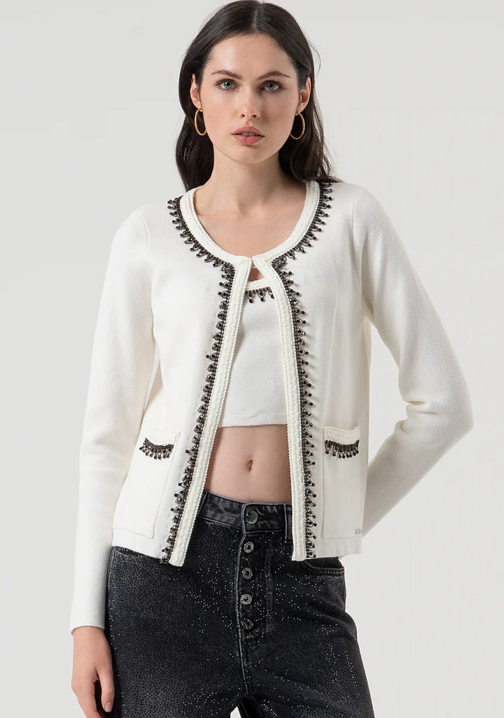 CARDIGAN BRANCO COM APLICAÇÃO DE MIÇANGAS FRACOMINA
