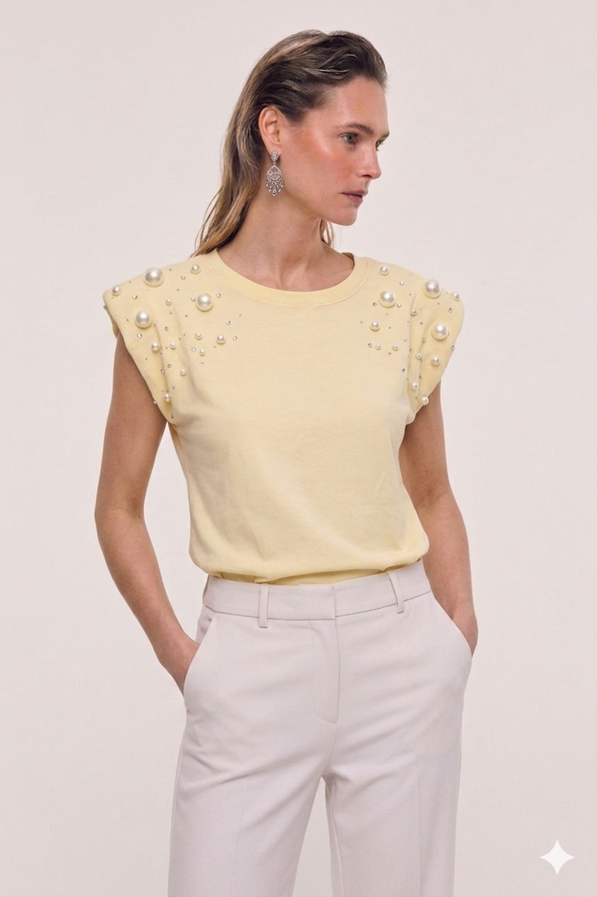 T-SHIRT AMARELA COM APLICAÇÕES DE PÉROLAS PONTO CHIC