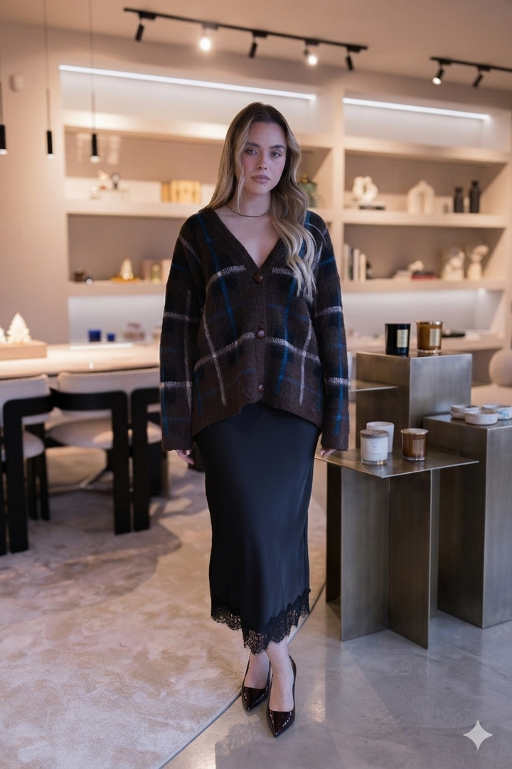 SAIA MIDI PRETA COM RENDA PONTO CHIC