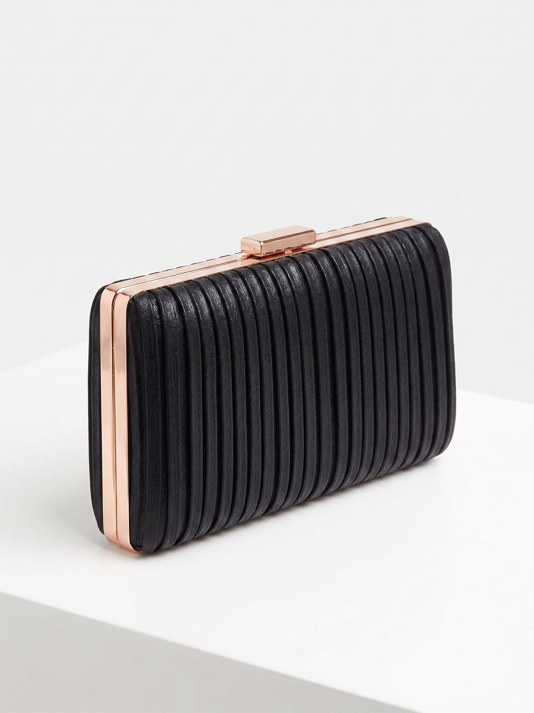 CLUTCH PRETA PLISSADA COM FECHO DOURADO