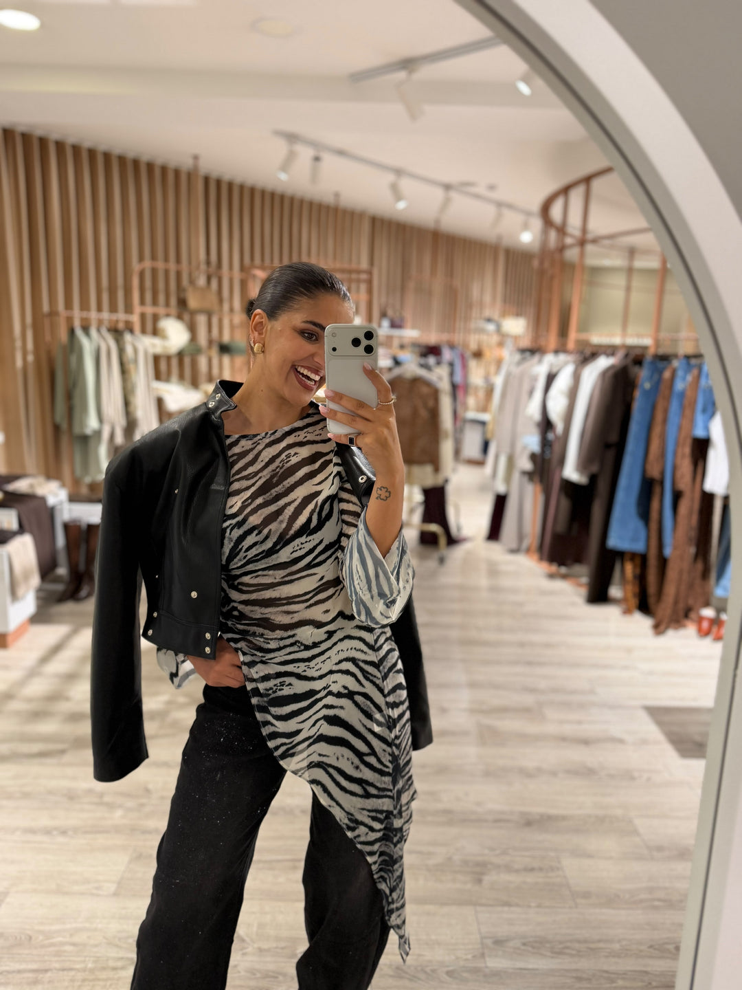 BLUSA ASSIMÉTRICA COM PADRÃO ZEBRA E FRANZIDO LATERAL PONTO CHIC