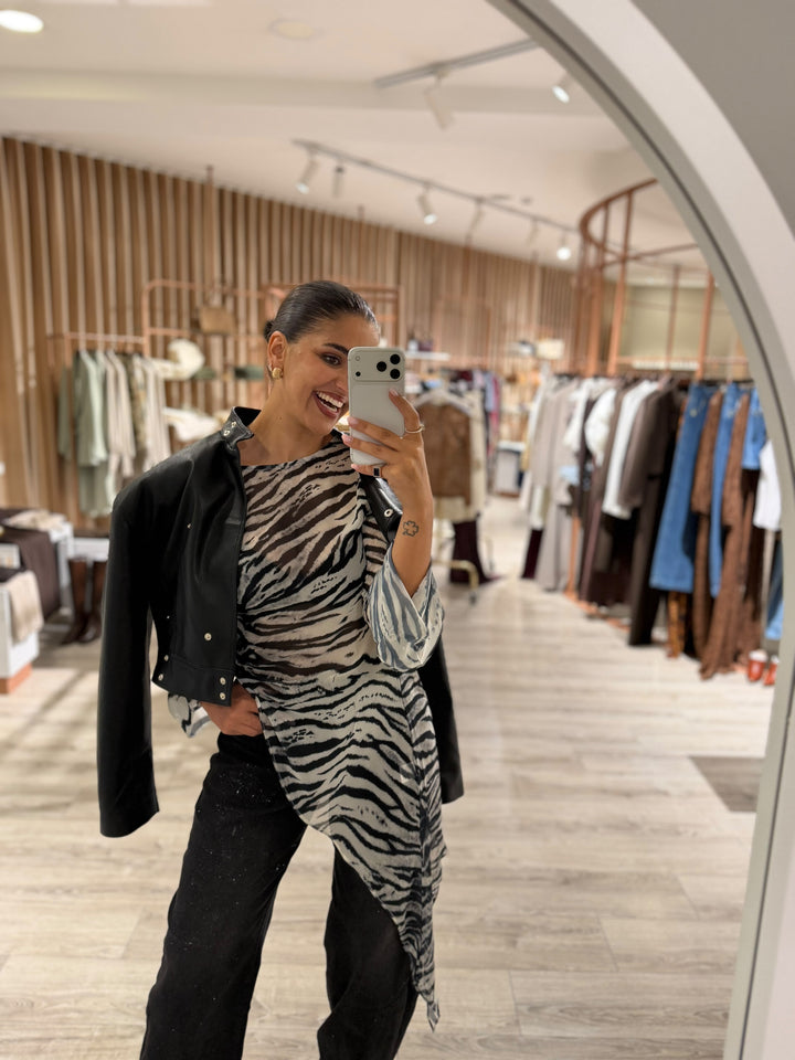 BLUSA ASSIMÉTRICA COM PADRÃO ZEBRA E FRANZIDO LATERAL PONTO CHIC