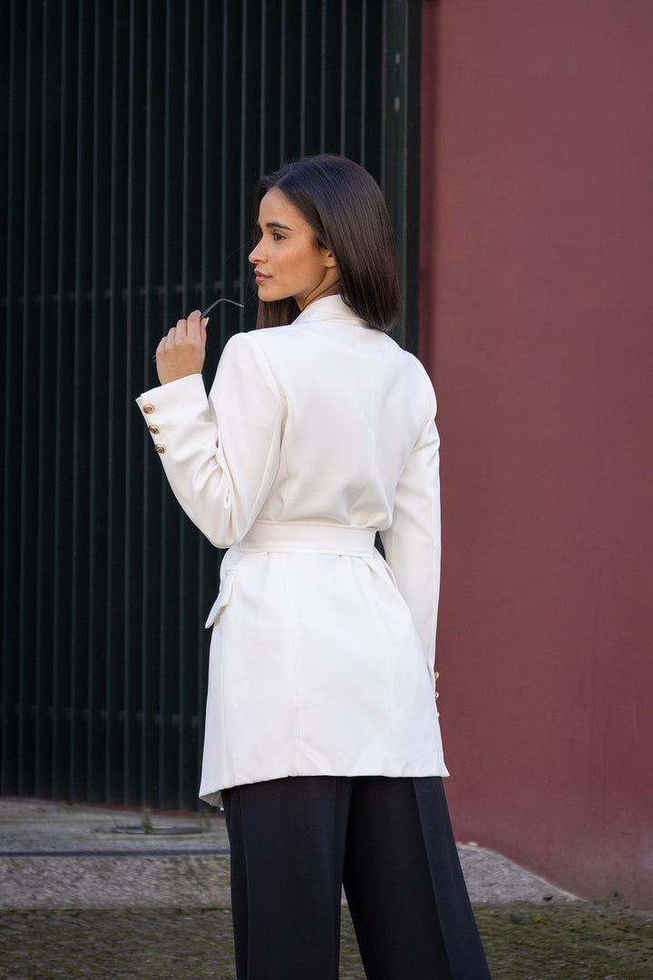 BLAZER COM BOTÕES DOURADOS E CINTO PONTO CHIC