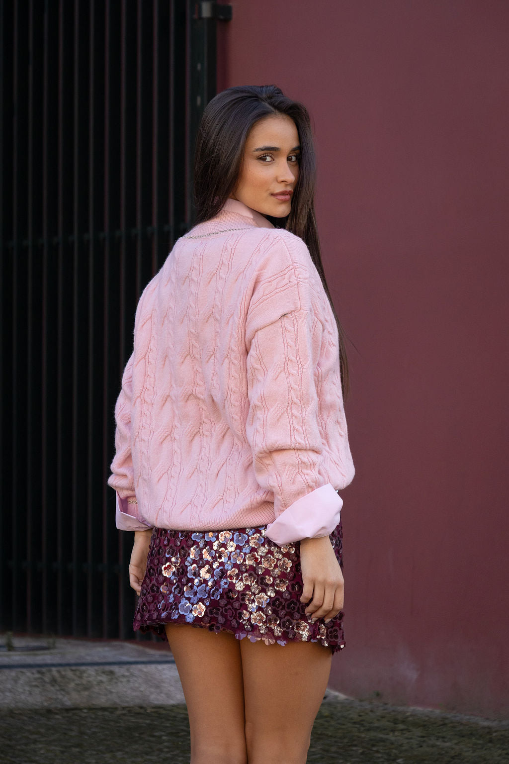 SAIA BORDO COM APLICAÇÃO DE LANTEJOULAS FLORAIS PONTO CHIC
