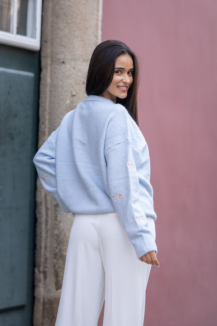 CAMISOLA DE MALHA AZUL COM BORDADOS DE LAÇOS PONTO CHIC