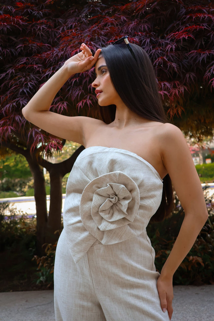 MACACÃO CAI-CAI COM FLOR NO PEITO PONTO CHIC