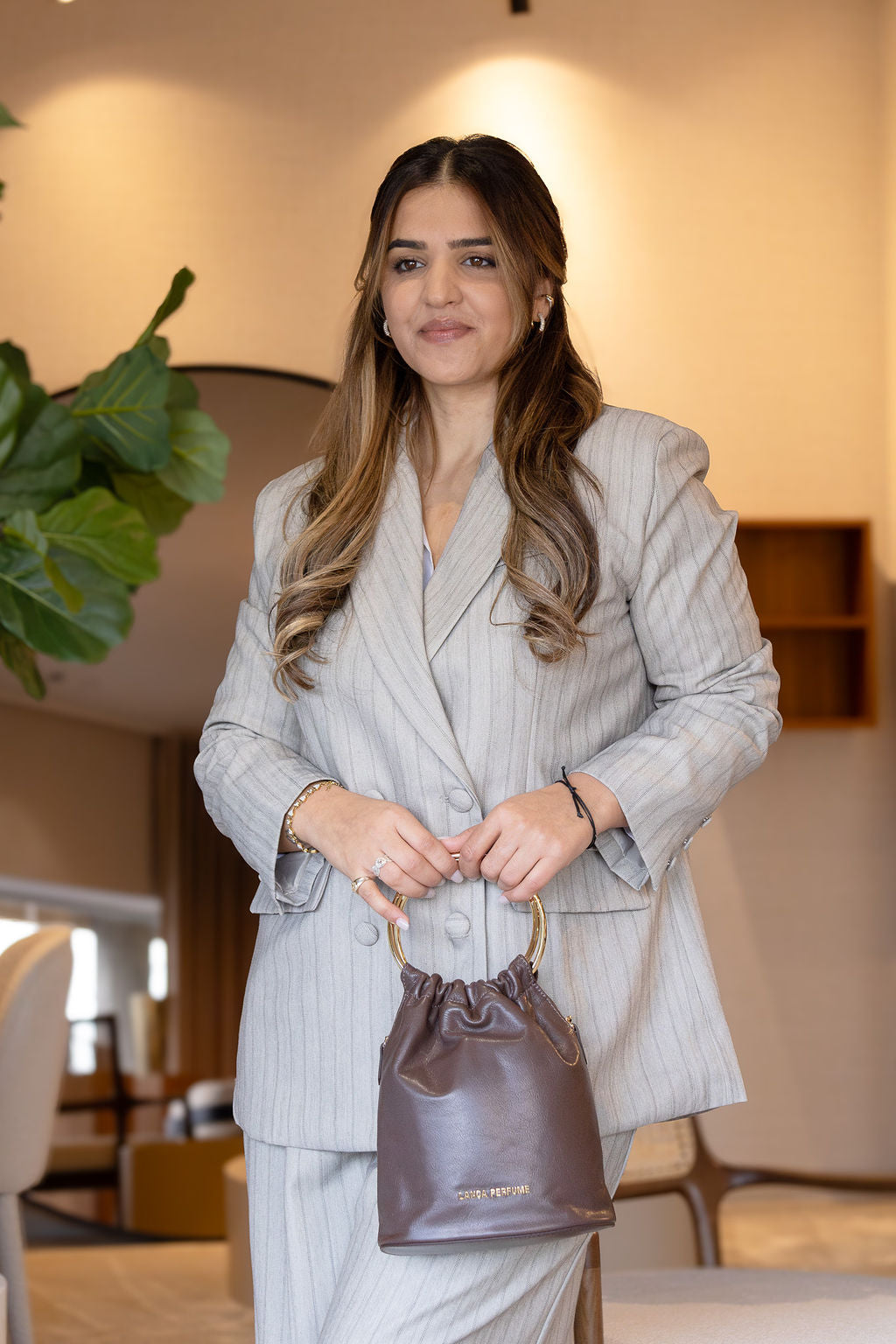 CONJUNTO BLAZER E CALÇA BEGE COM RISCA PONTO CHIC
